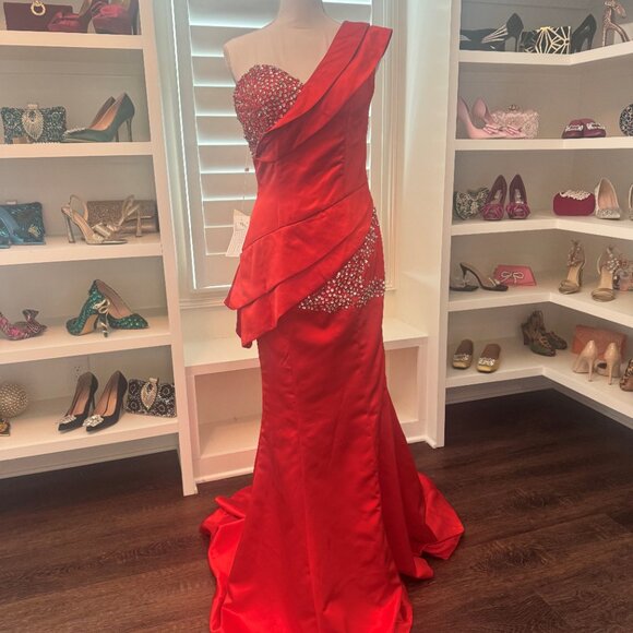 🔥 Elegant Red One-Shoulder Gown with Rhinestone Detailing & Train 🔥 - Picture 8 of 8